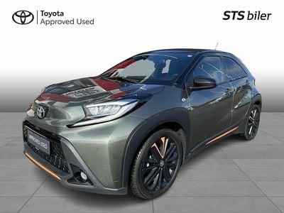 Cardamom green/night sky black Brugt 2022 Toyota Aygo Limited Hatchback | 189.995 kr.
