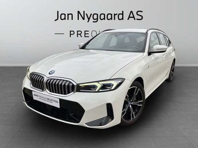 Hvid Brugt 2023 BMW 330e M Sport Stationcar | 449.900 kr.