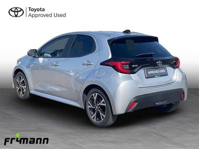 Shimmering silver Brugt 2025 Toyota Yaris Style Sedan | 254.990 kr.