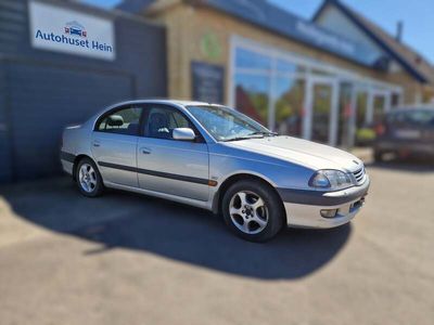 Champagnemetal Brugt 1998 Toyota Avensis Sol Sedan | 9.800 kr.