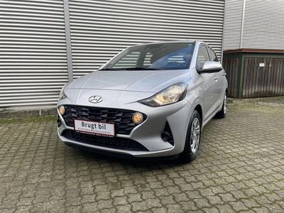 New sleek silver Brugt 2023 Hyundai i10 Essential Hatchback | 124.900 kr. (Fair pris)