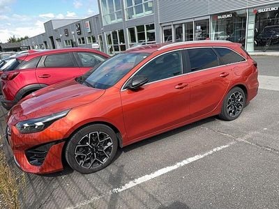 Farve ……………………………………………………………………. orangemetal Brugt 2023 Kia Ceed GT-Line S | 219.900 kr.