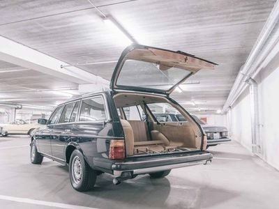 Blå Brugt 1982 Mercedes E200 | 199.000 kr.