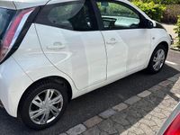 Brugt Toyota Aygo 69 HK (50 kW) 2014 Hvid Hatchback