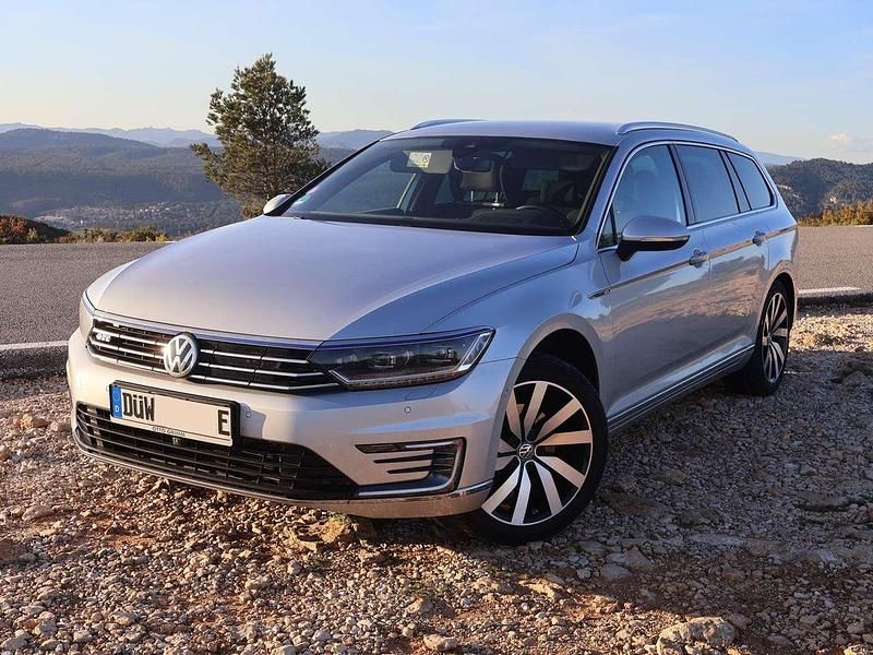 Silber Gebraucht 2016 VW Passat GTE Kombi | 13.990 € (Fairer Preis) - Bild 1/4