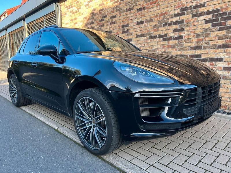 Gebraucht Porsche Macan Turbo 441 PS (324 kW) 2020 Tiefschwarz SUV