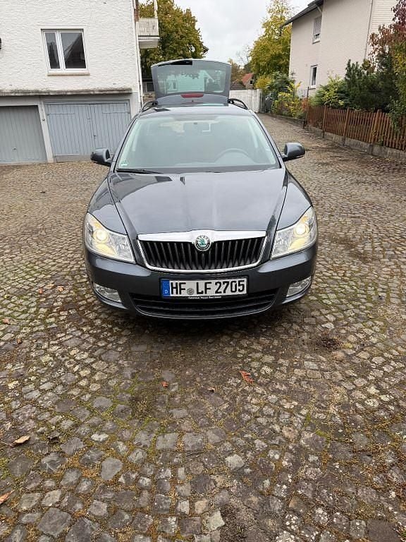 Grau Gebraucht 2010 Skoda Octavia Family Kombi | 3.001 € (Superpreis) - Bild 1/4