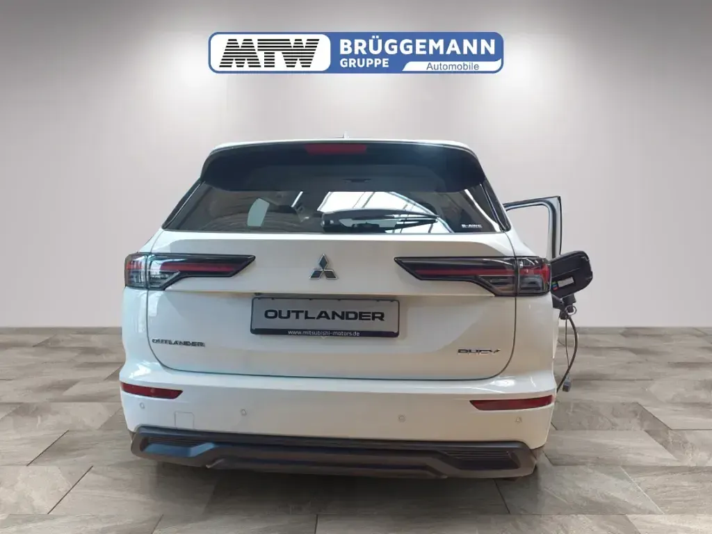 Neu Mitsubishi Outlander P-HEV 306 PS (225 kW) 2025 Weiss SUV