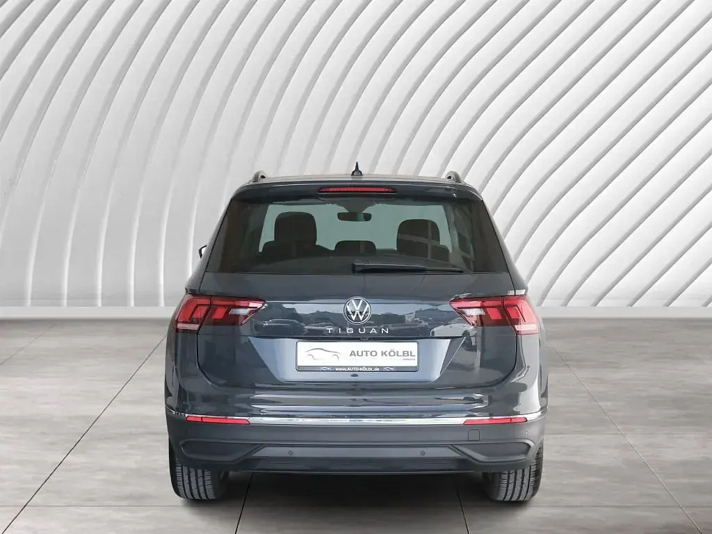 Gebraucht VW Tiguan Life 150 PS (110 kW) 2023 Uranograu SUV