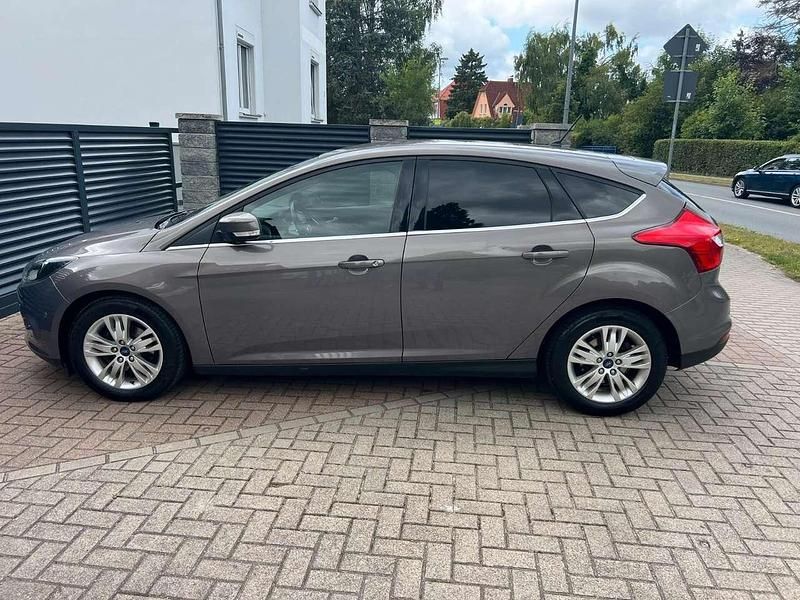 Grau Gebraucht 2012 Ford Focus Titanium Limousine | 4.000 € (Guter Preis) - Bild 1/4