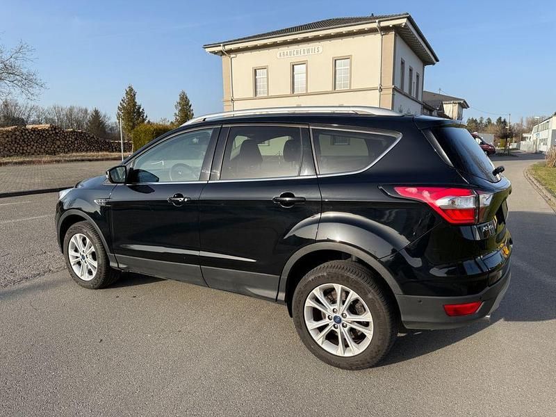Gebraucht Ford Kuga Titanium 150 PS (110 kW) 2019 Schwarz SUV