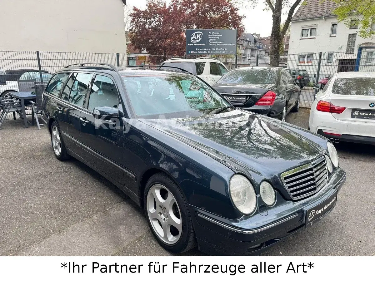 Używany Mercedes E220 Avantgarde 143 KM (105 kW) 2002 Niebieski Kombi