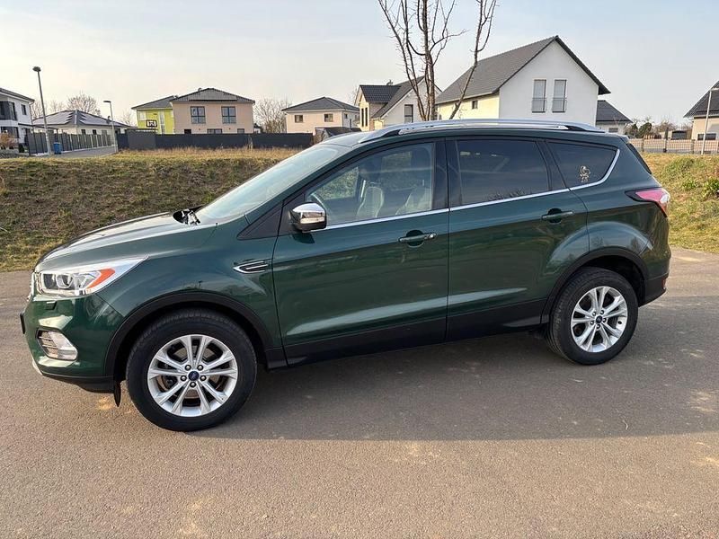 Gebraucht Ford Kuga Titanium 150 PS (110 kW) 2017 Grün SUV