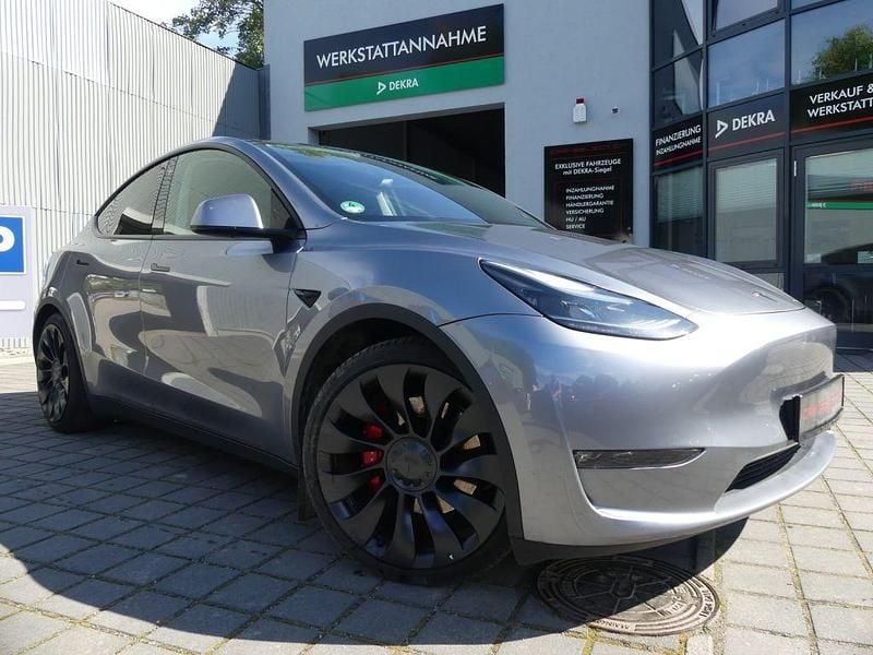 Quicksilver (metallic) Gebraucht 2024 Tesla Model Y Performance SUV | 43.799 € (Fairer Preis) - Bild 1/4