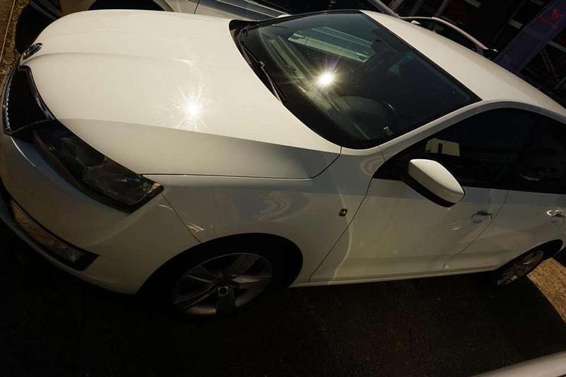 Gebraucht Skoda Rapid Drive 105 PS (77 kW) 2015 Laserweiss Kleinwagen