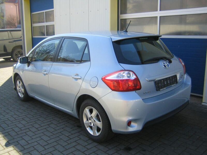 Gebraucht Toyota Auris Hybrid Life 136 PS (100 kW) 2012 Blau Limousine