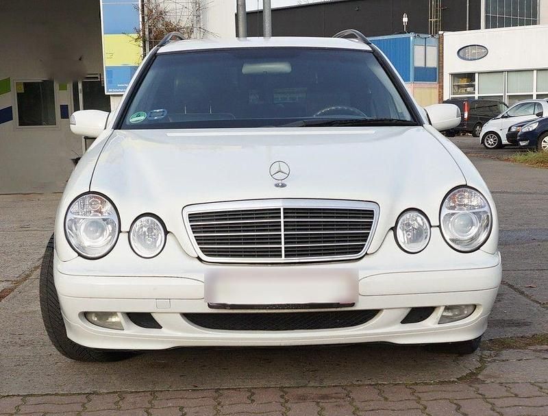 Weiß Gebraucht 1999 Mercedes E240 Classic Kombi | 2.400 € - Bild 1/4