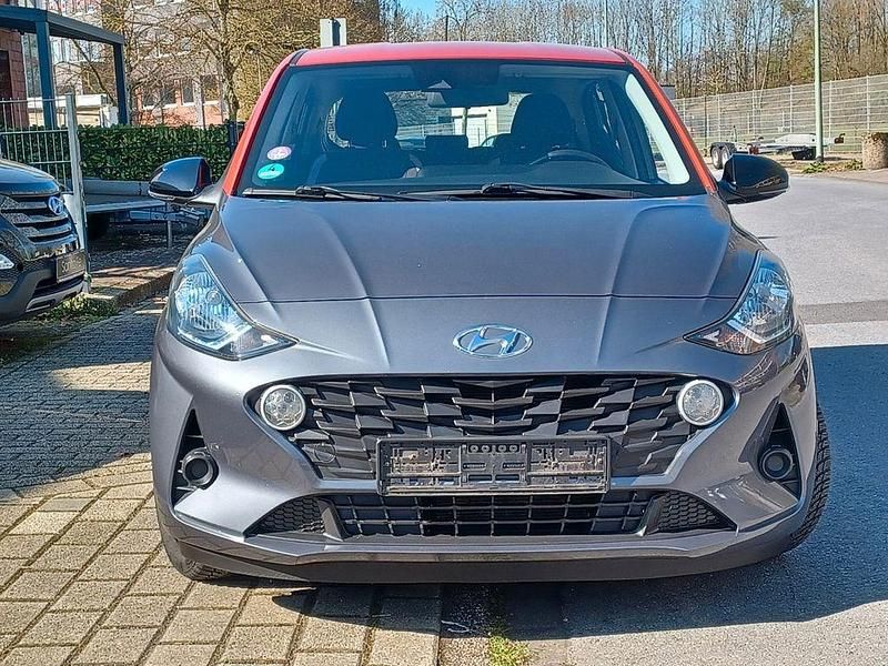 Gebraucht Hyundai i10 84 PS (61 kW) 2020 Graumet. dach rotorange Kleinwagen