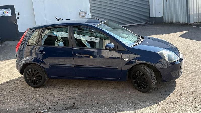 Gebraucht Ford Fiesta Ambiente 70 PS (51 kW) 2008 Blau Kleinwagen