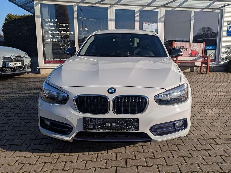 Alpinweiss iii Gebraucht 2017 BMW 118 Sport Line Kleinwagen | 13.950 € (Fairer Preis) - Bild 1/4