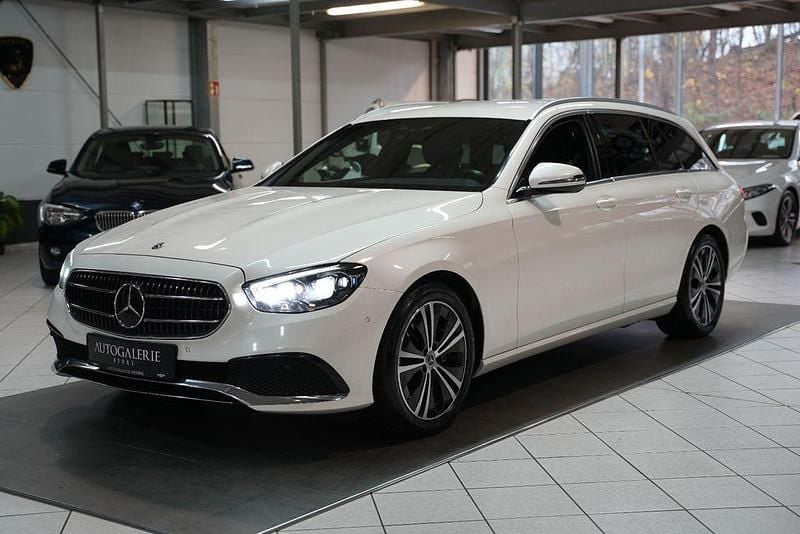 Weiß Gebraucht 2020 Mercedes E220 Avantgarde Limousine | 21.900 € (Superpreis) - Bild 1/4