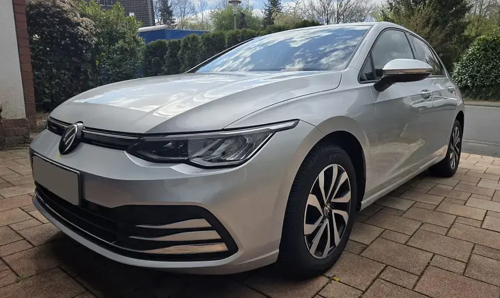 Usata VW Golf VIII Active 131 CV (96 kW) 2022 Argento Berlina