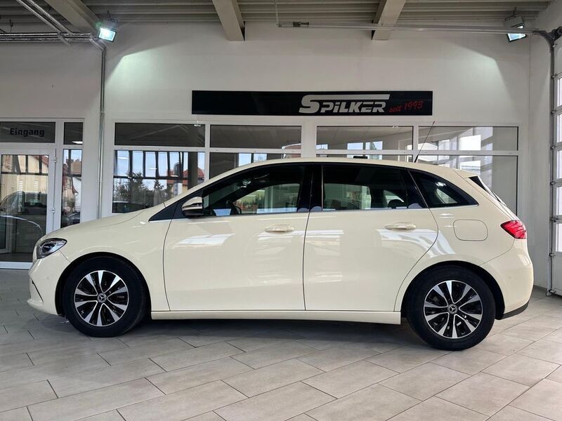 Hellelfenbein Gebraucht 2022 Mercedes B180 Van / Kleinbus | 14.950 € (Superpreis) - Bild 1/4