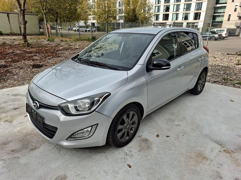 Grau Gebraucht 2014 Hyundai i20 Trend Limousine | 5.700 € (Guter Preis) - Bild 1/4