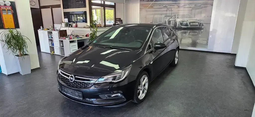 Używany Opel Astra Dynamic 105 KM (77 kW) 2016 Czarny Sedan/Limuzyna