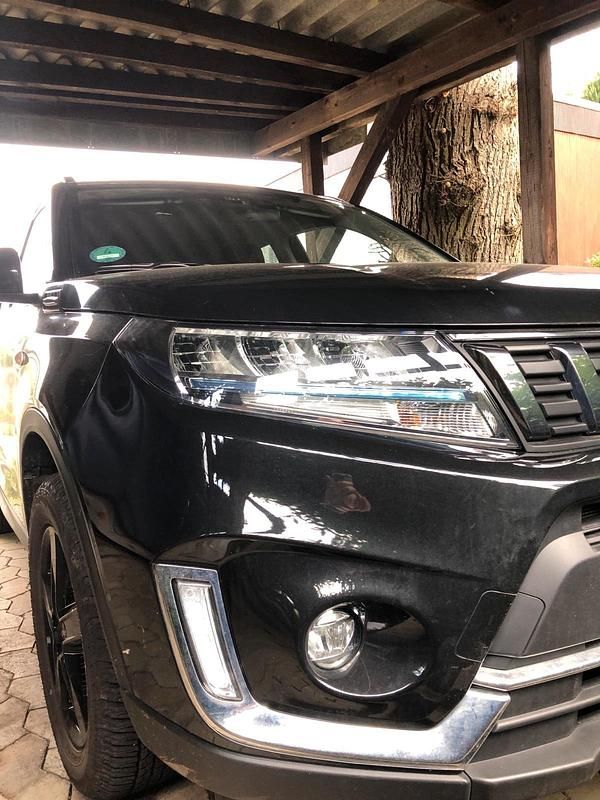 Gebraucht Suzuki Vitara 102 PS (75 kW) 2022 Schwarz SUV