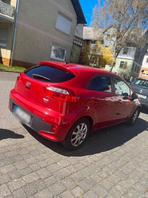 Gebraucht Kia Rio 90 PS (66 kW) 2016 Rot Kleinwagen