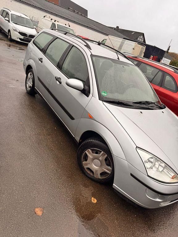 Usado Ford Focus Ghia 101 CV (74 kW) 2002 Gris Berlina