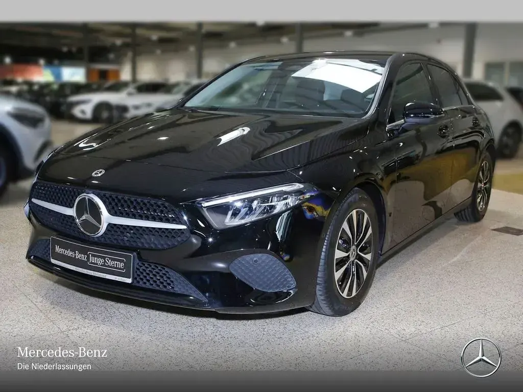 Gebraucht Mercedes A200 Advanced 150 PS (110 kW) 2025 Schwarz Limousine