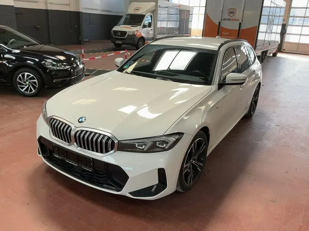 Gebraucht BMW 330 M Sport 245 PS (180 kW) 2024 Alpinweiss iii Kombi