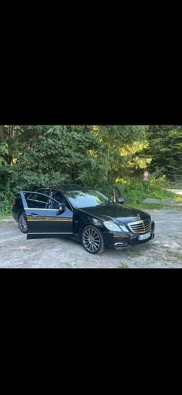 Schwarz Gebraucht 2010 Mercedes E350 Avantgarde Limousine | 10.500 € (Superpreis) - Bild 1/4