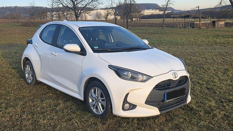 Weiß Gebraucht 2021 Toyota Yaris Kleinwagen | 16.990 € (Fairer Preis) - Bild 1/4