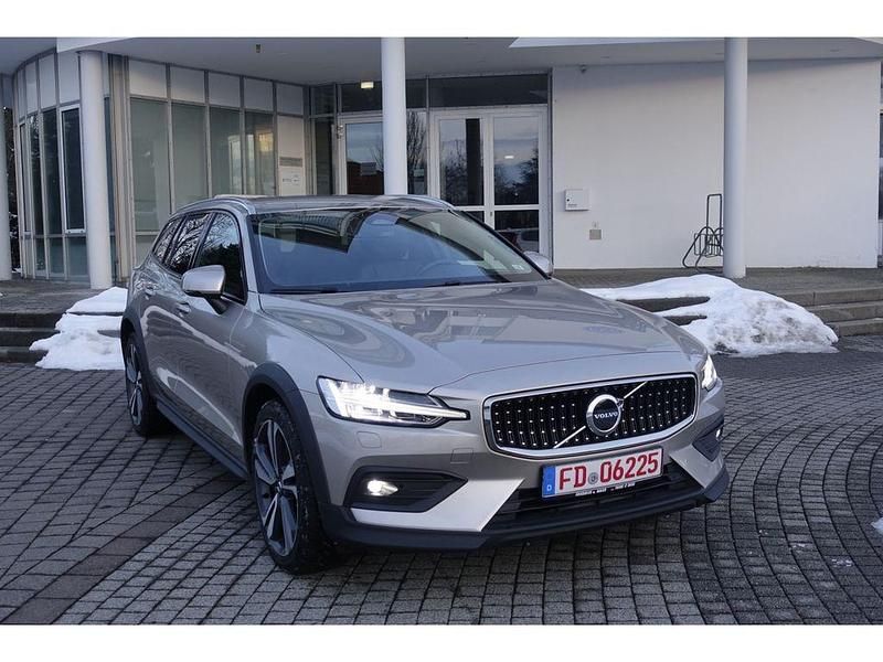 Gebraucht Volvo V60 CC Plus 197 PS (144 kW) 2023 Grau Kombi