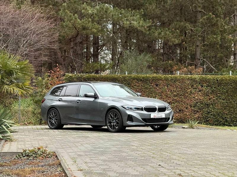 Grau Gebraucht 2022 BMW 330e Sport Line Kombi | 28.890 € (Superpreis) - Bild 1/4