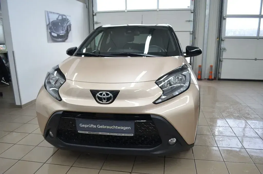 Neu Toyota Aygo X 72 PS (52 kW) 2025 Beige SUV