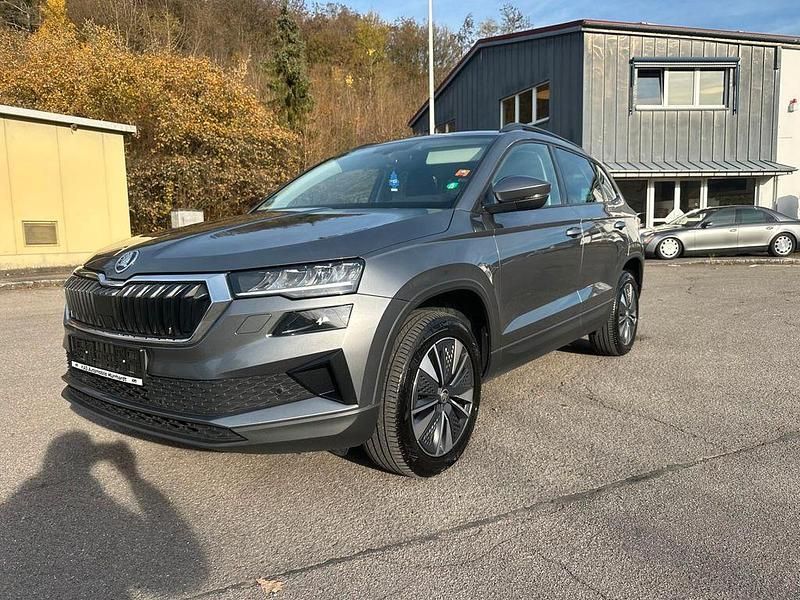 Grau Gebraucht 2023 Skoda Karoq Selection SUV | 20.490 € (Superpreis) - Bild 1/4