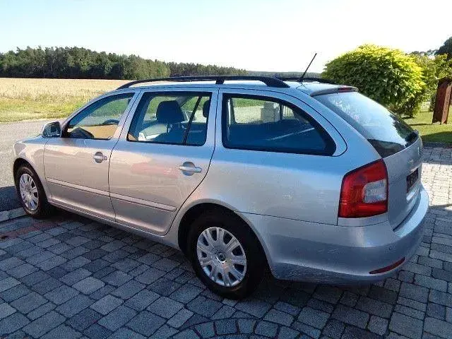 Gebraucht Skoda Octavia Ambition 105 PS (77 kW) 2012 Silber Kombi