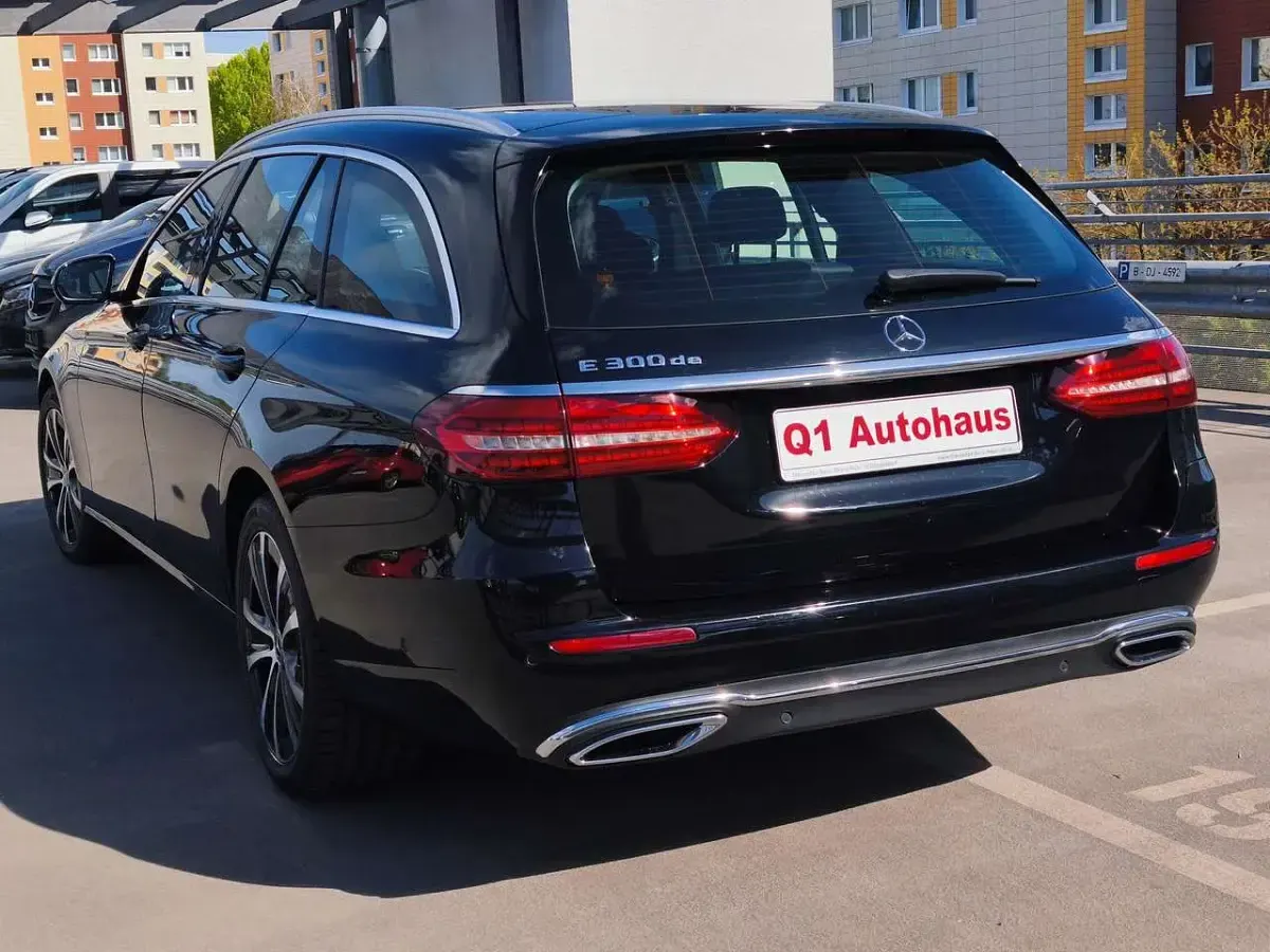 Gebraucht Mercedes E300 306 PS (225 kW) 2022 Schwarz/baltic black Kombi