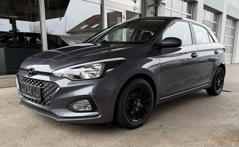 Gebraucht Hyundai i20 Trend 84 PS (61 kW) 2019 Grau Kleinwagen