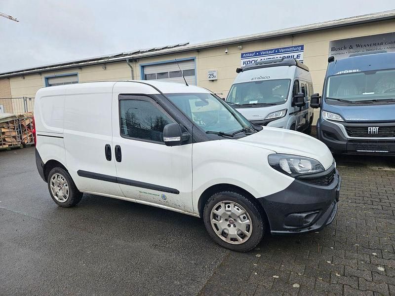 Weiß Gebraucht 2021 Fiat Doblò Basis Van / Kleinbus | 12.977 € (Fairer Preis) - Bild 1/4