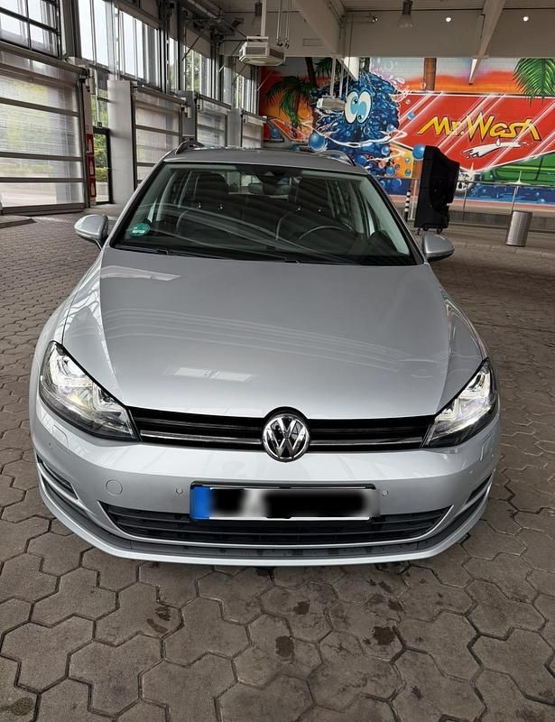 Grau Gebraucht 2016 VW Golf VII Comfortline Kombi | 13.000 € (Guter Preis) - Bild 1/4