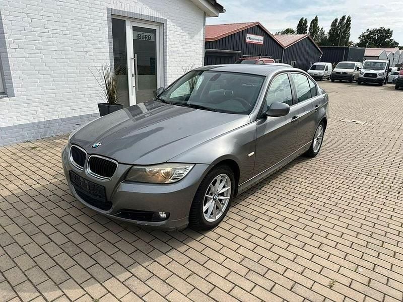 Grau Gebraucht 2010 BMW 318 Comfort Edition Limousine | 3.799 € (Superpreis) - Bild 1/4