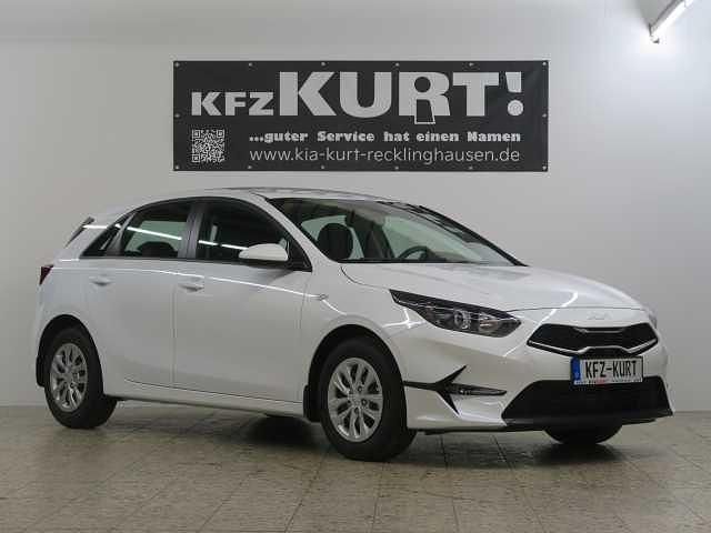 Weiß Neu 2025 Kia Ceed Limousine | 22.990 € (Guter Preis) - Bild 1/4
