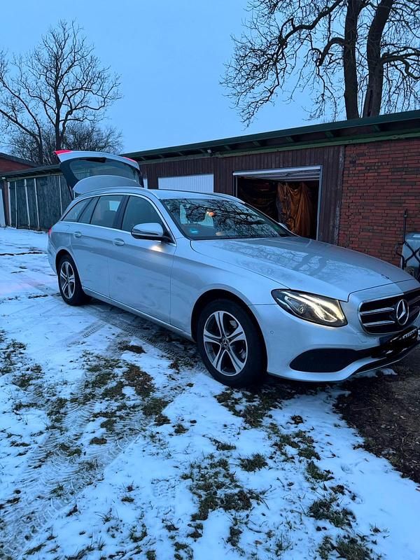 Gebraucht Mercedes E220 Avantgarde 194 PS (142 kW) 2019 Silber Kombi