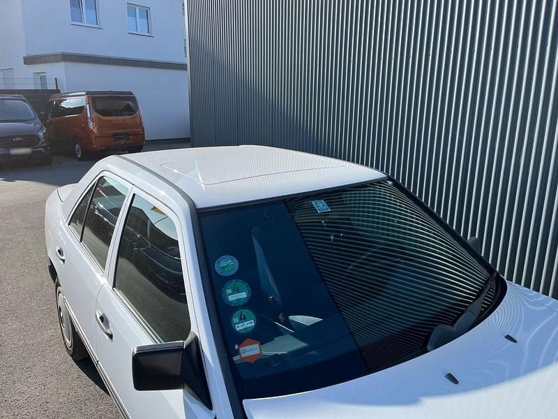 Gebraucht Mercedes E260 160 PS (117 kW) 1987 Weiß Limousine