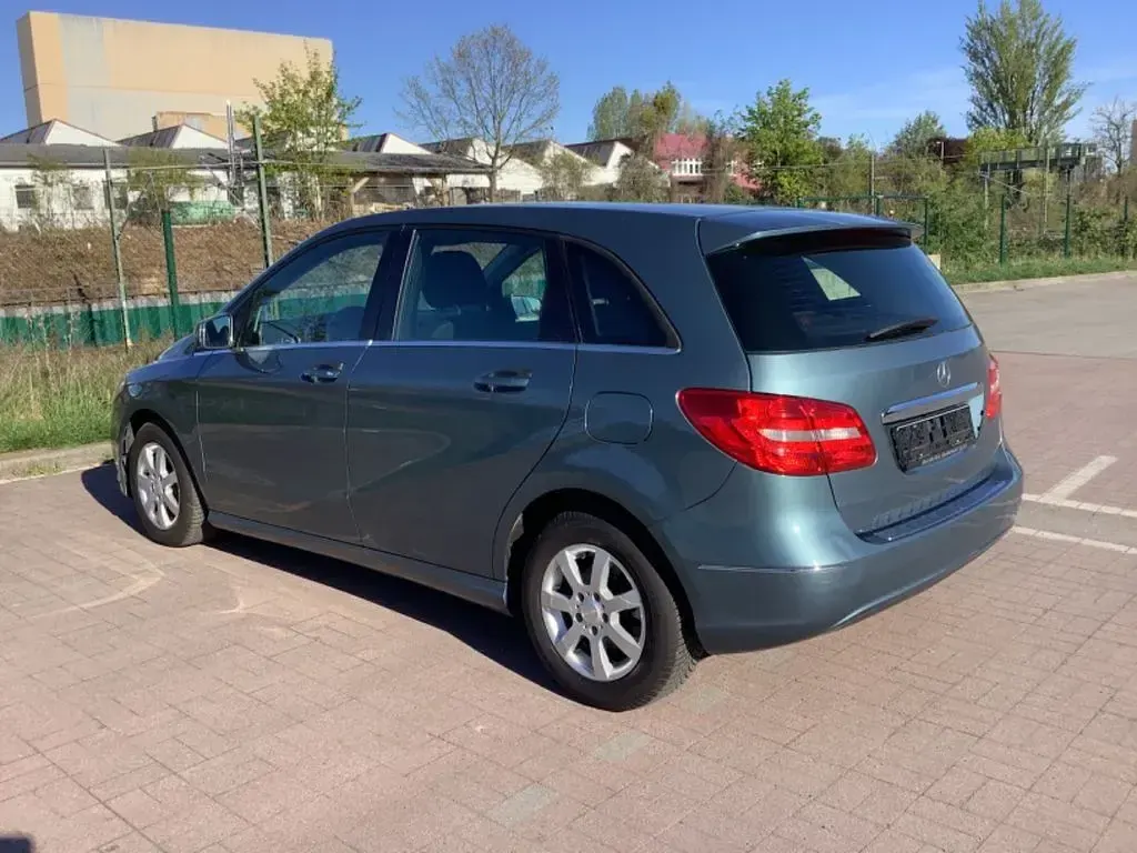 Gebraucht Mercedes B180 122 PS (89 kW) 2012 Blau Van / Kleinbus